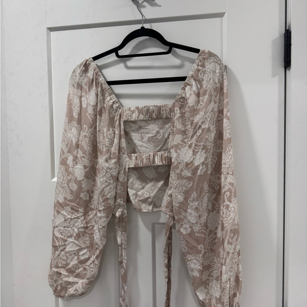 Blush Pink Floral Open back Cropped long sleeve size M NWT - Picture 3 of 3